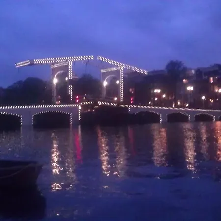 Rent A Houseboat ספינת מלון *